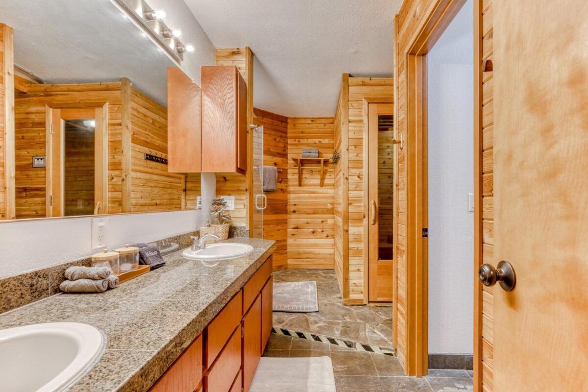 Great Blue Lodge - Spacious Ski Lodge, Hot Tub, Sauna, Game Room & More Government Camp Exteriör bild